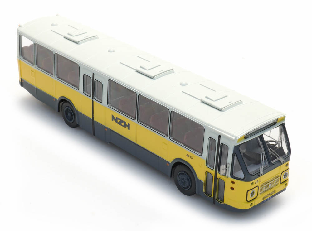 118-487.070.11 - H0 - Regionalbus NZH 6915, DAF Vorderseite 1, Ausstieg Mitte